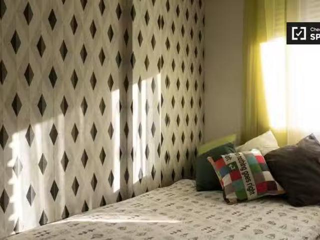 Encantador Se alquila habitación en apartamento de 5 dormitori.