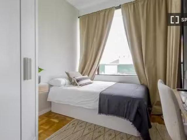 Barato Se alquila habitación en apartamento de 9 dormitorios e.