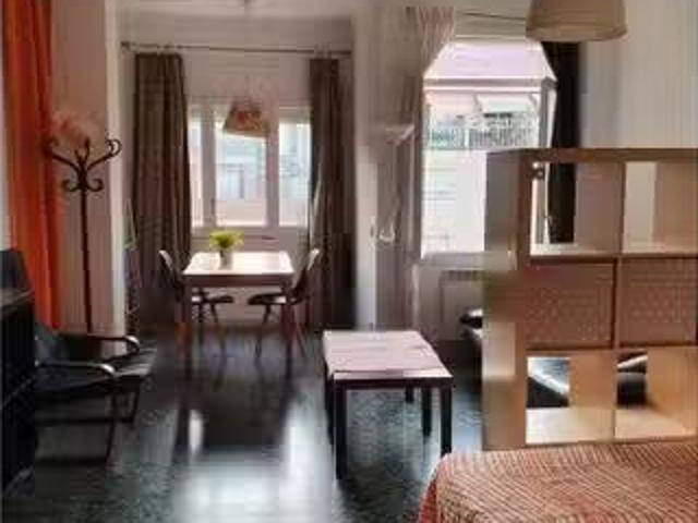 Encantador Se alquila habitación en el apartamento de 6 dormit.