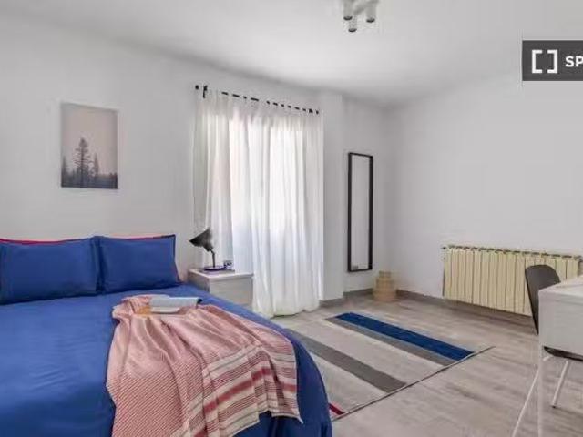 Barato Se alquila habitación en piso de 4 dormitorios en Tetuá.