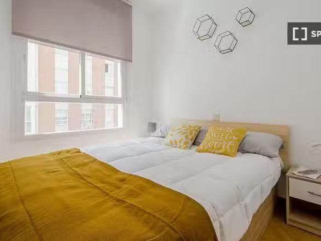 ¡Oferta! Se alquila habitación en piso de 4 dormitorios en Ato.