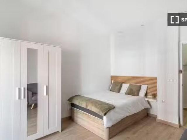Acogedor Se alquila habitación en piso de 5 habitaciones en Ce.