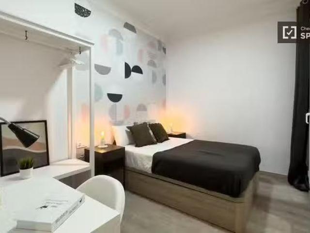 Único Se alquila habitación en piso de 5 habitaciones en Barce.