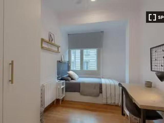 Nuevo Se alquila habitación en piso de 6 habitaciones en Barce.
