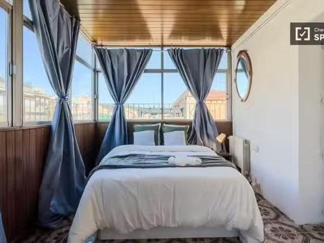 Único Se alquila habitación en piso de 6 habitaciones en Barce.