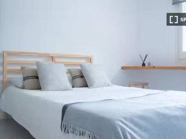 Nuevo Se alquila habitación en piso de 8 habitaciones en Gràci.