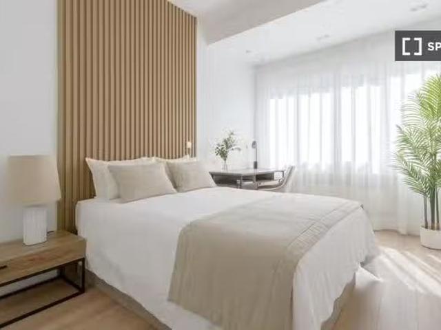 ¡Oferta! Se alquila habitación en piso de 9 habitaciones en Ma.