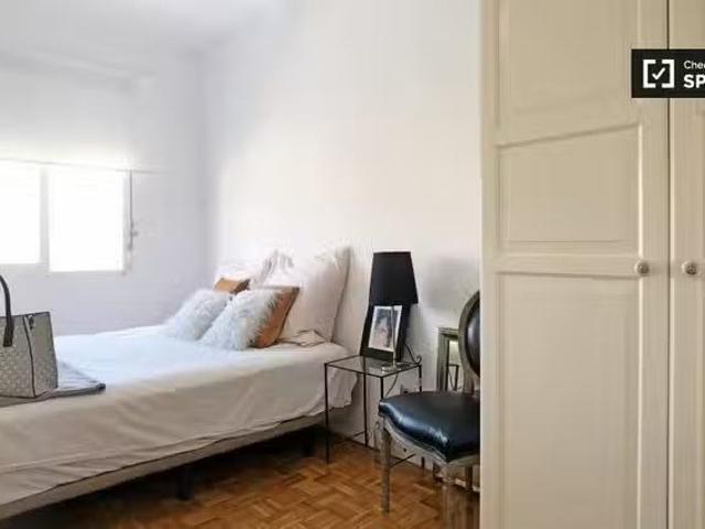¡En alquiler! Se alquila habitación en piso luminoso de 3 dorm.