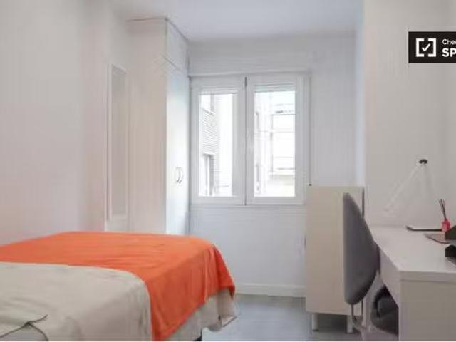 Bonito Se alquilan habitaciones en apartamento de 3 dormitorio.