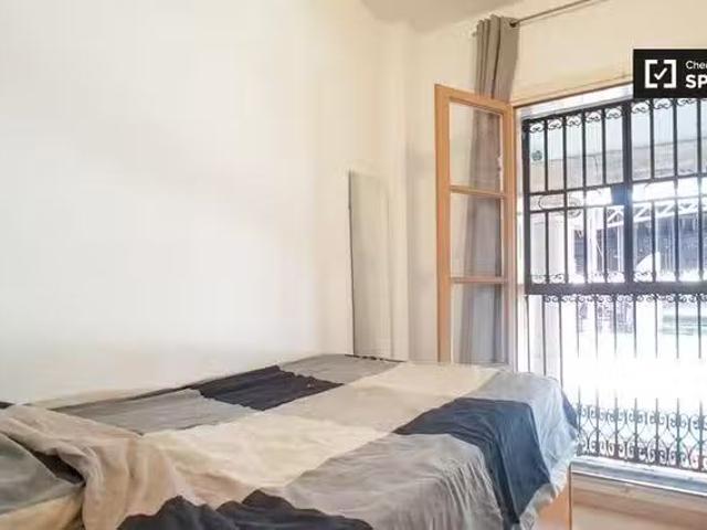 Acogedor Se alquilan habitaciones en apartamento de 4 dormitor.