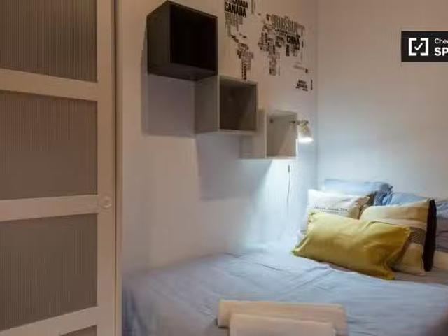 Bonito Se alquilan habitaciones en el apartamento de 6 dormito.