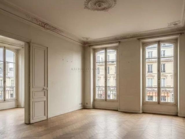 OFF MARKET — Appartement de Prestige au cœur du Triangle d'Or | Paris 8ème