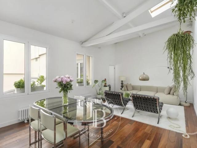 Off market Exclusivité Appartement entièrement rénové en dernier étage volume