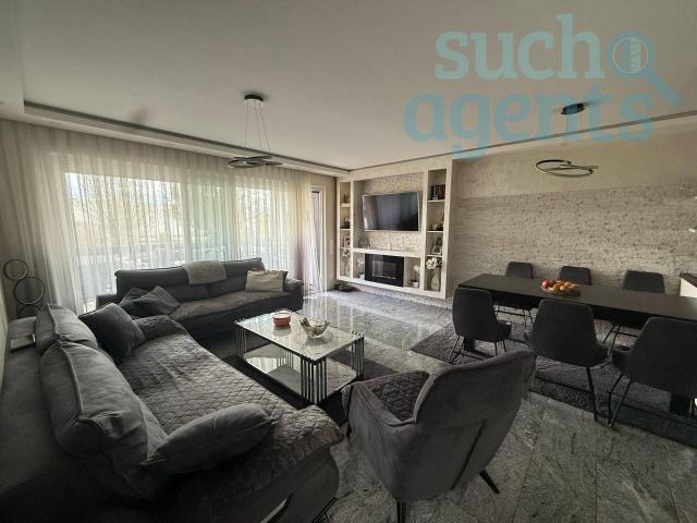 Offene Küche, großzügiger Wohnbereich und luxuriöses Badezimmer