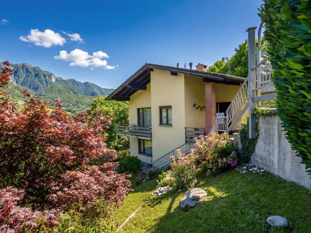 Offener Blick auf Monte Generoso und große Räume zur Verbesserung