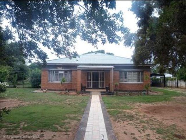 offers from r600 000 3 bedroom famil.