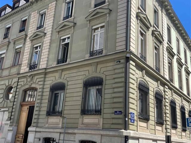 Renoviertes Verwaltungsgebäude von etwa 1300 m² – Bankenviertel