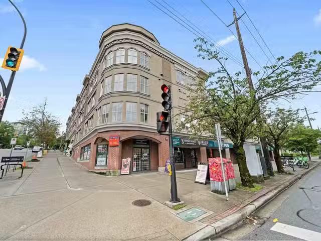 Office for sale in North Vancouver, North Vancouver, 104 E 3rd.