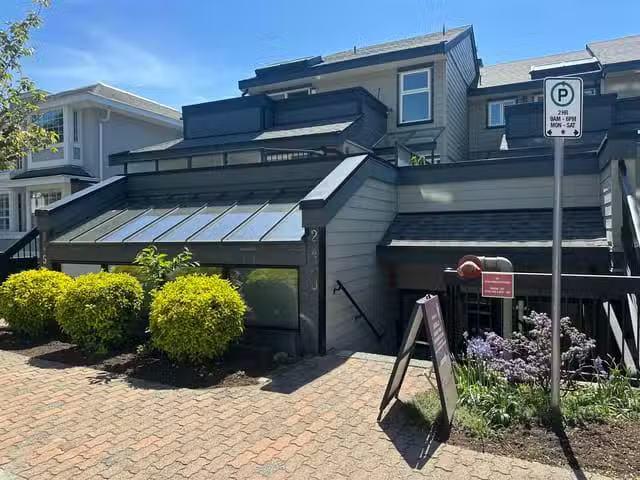 Office for sale in West Vancouver, West Vancouver, 2458 Haywoo.