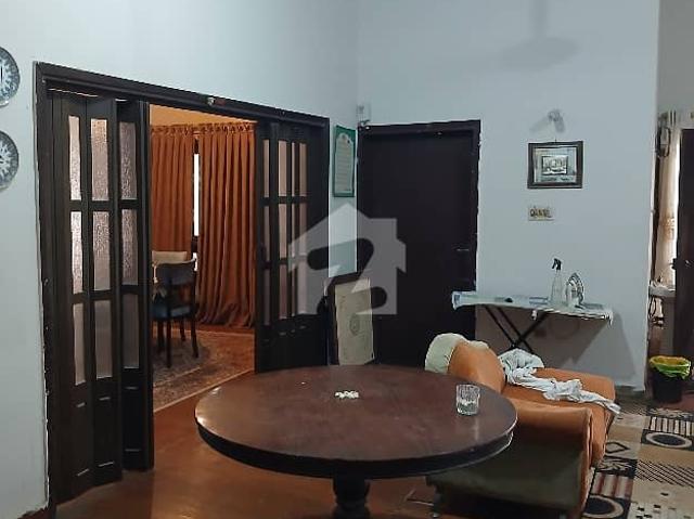 Office Of 550 Square Yards In Gulshan E Iqbal Block 4 Is Available