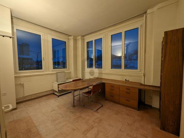 Office with 4.5 rooms for rent in La Chaux de Fonds 145 m² | dreamo. Ch