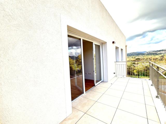 OFFRES EXCLUSIVES sur ce T3 de 65 m² avec terrasse et vue dégagée sur Grimaud à Cogolin