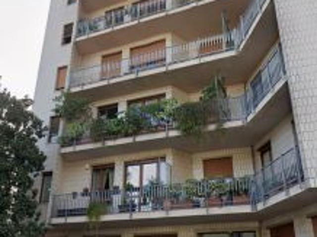 Offro camera matrimoniale uso singola con bagno monza centro