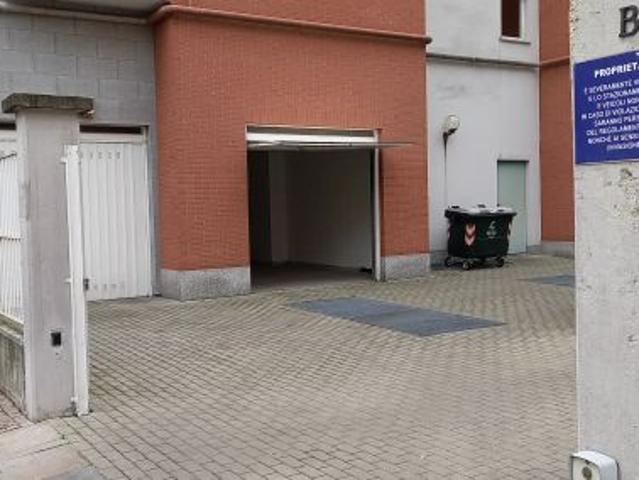 Offro garage 50 mq in affitto