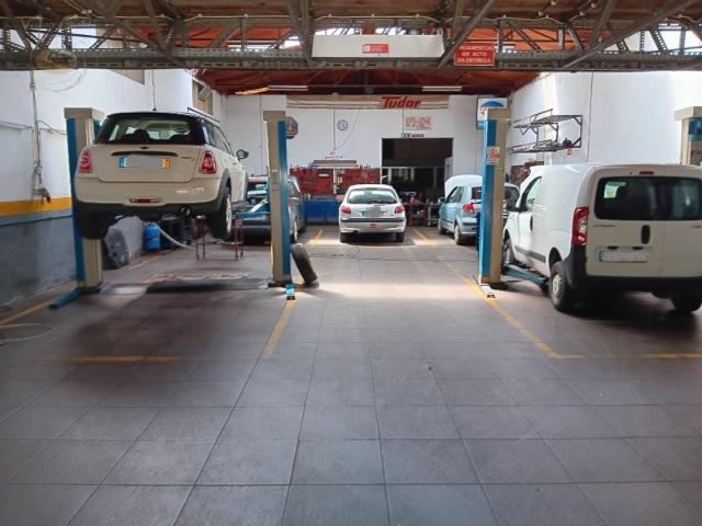 Oficina mecânica equipada com moradia