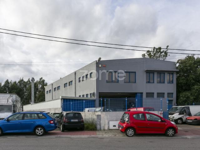 Oficina Automóvel Equipada e armazém para venda em Baguim do Monte
