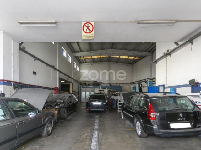 Oficina Automóvel Equipada e armazém para venda em Baguim do Monte