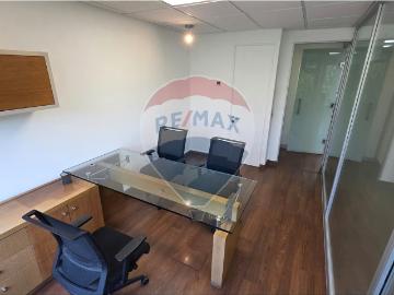 Oficina amoblada en sector clínica las condes | Espacios por CLF 65.00 en Las Condes