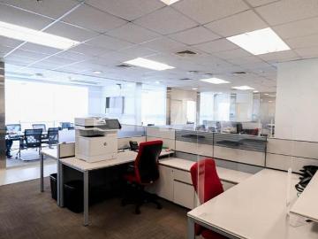 Oficina amoblada en segundo piso dentro del edificio A