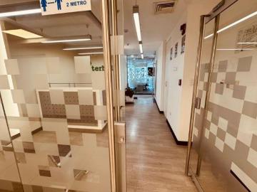 Oficina amoblada y equipada en ubicación estratégica, Lista para operar