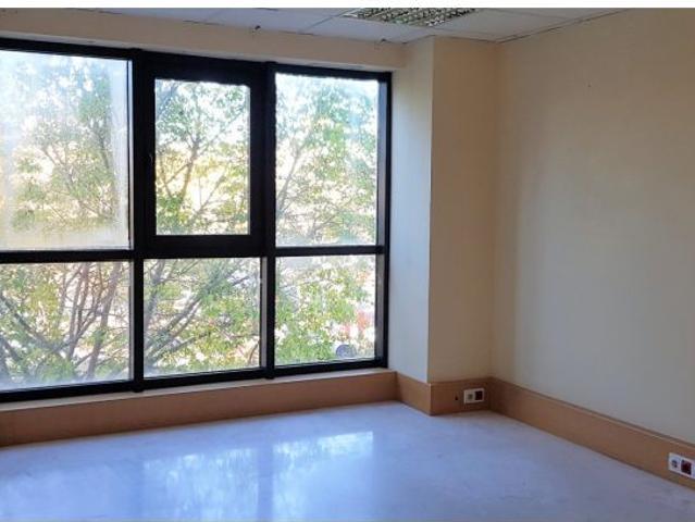 Oficina amplia luminosa climatizada con plaza de garaje en edificio exclusivo y prestigioso