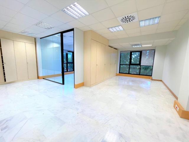 Oficina amplia luminosa climatizada con plaza de garaje en edificio exclusivo y prestigioso
