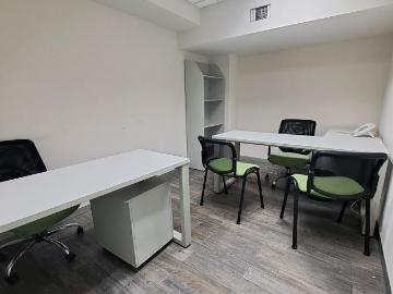 Oficina amueblada con 2 escritorios y todos los servicios incluidos