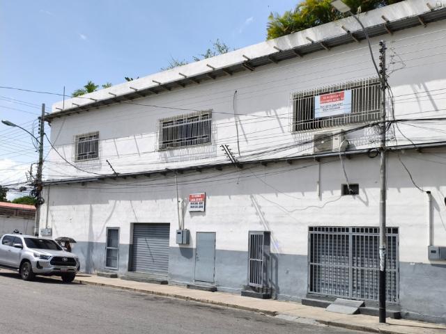 Oficina Comercial de 75 m² en Alquiler en Santa Rosa Maracay