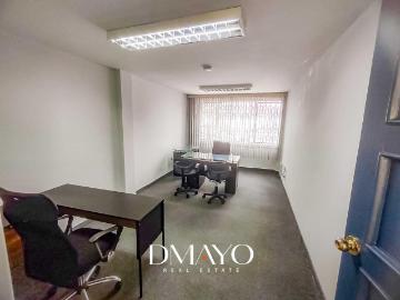 Oficina con aire acondicionado en 1er piso. Mantenimiento incluye servicios y limpieza interna