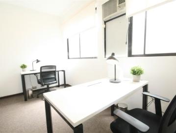 Oficina con moderno mobiliario en arriendo Metro Santa Lucia | Espacios por CLF 33.00 en Santiago
