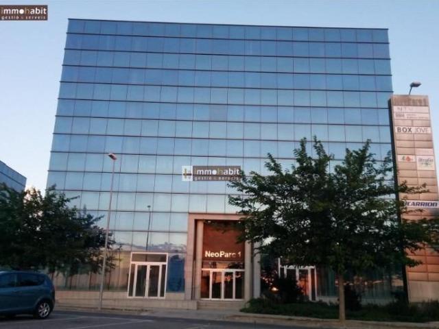 Oficina en Neoparc Lleida con fachada acristalada y gran luminosidad