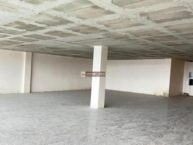 Oficina en Neoparc Lleida con fachada acristalada y gran luminosidad