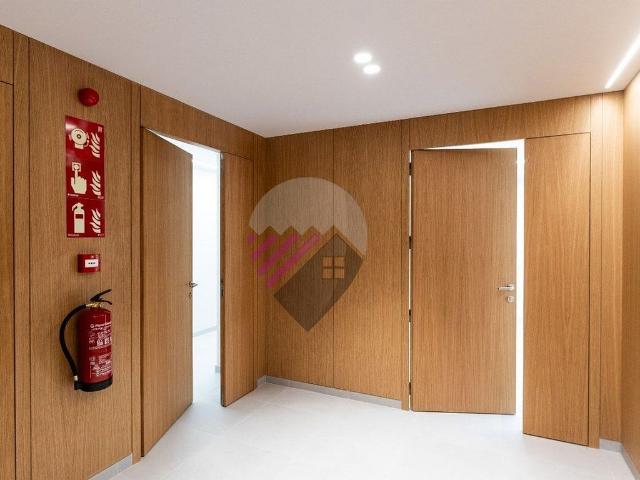 Oficina en alquiler en avenida Carlemany, Les Escaldes, de 104 m² por 2.300