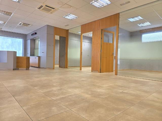Oficina en alquiler en avenida De Can Batllori, Viladecans, de 145 m² por 1.600
