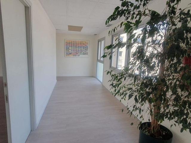 Oficina en alquiler en avenida De Cerdanyola, Sant Cugat del Vallès, de 84 m² por 2.150
