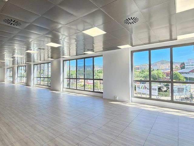 Oficina en alquiler en avenida De Barcelona, Sant Joan Despí, de 298 m² por 3.129