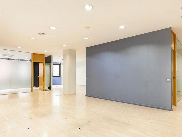 Oficina en alquiler en avenida De la Riera de Cassoles, Barcelona, de 290 m² por 4.220