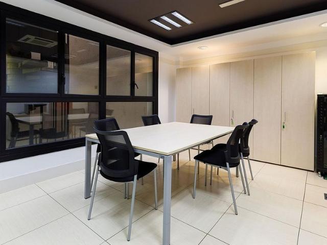 Oficina en alquiler en avenida De Madrid, Barcelona, de 106 m² por 1.375