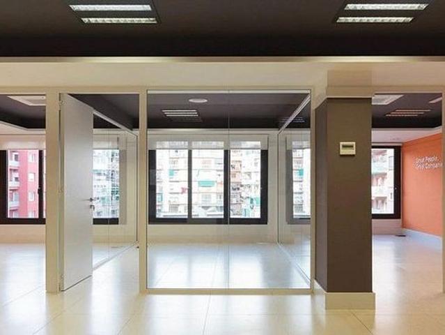 Oficina en alquiler en avenida De Madrid, Barcelona, de 106 m² por 1.378