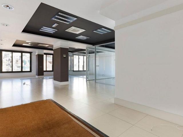 Oficina en alquiler en avenida De Madrid, Barcelona, de 125 m² por 1.626